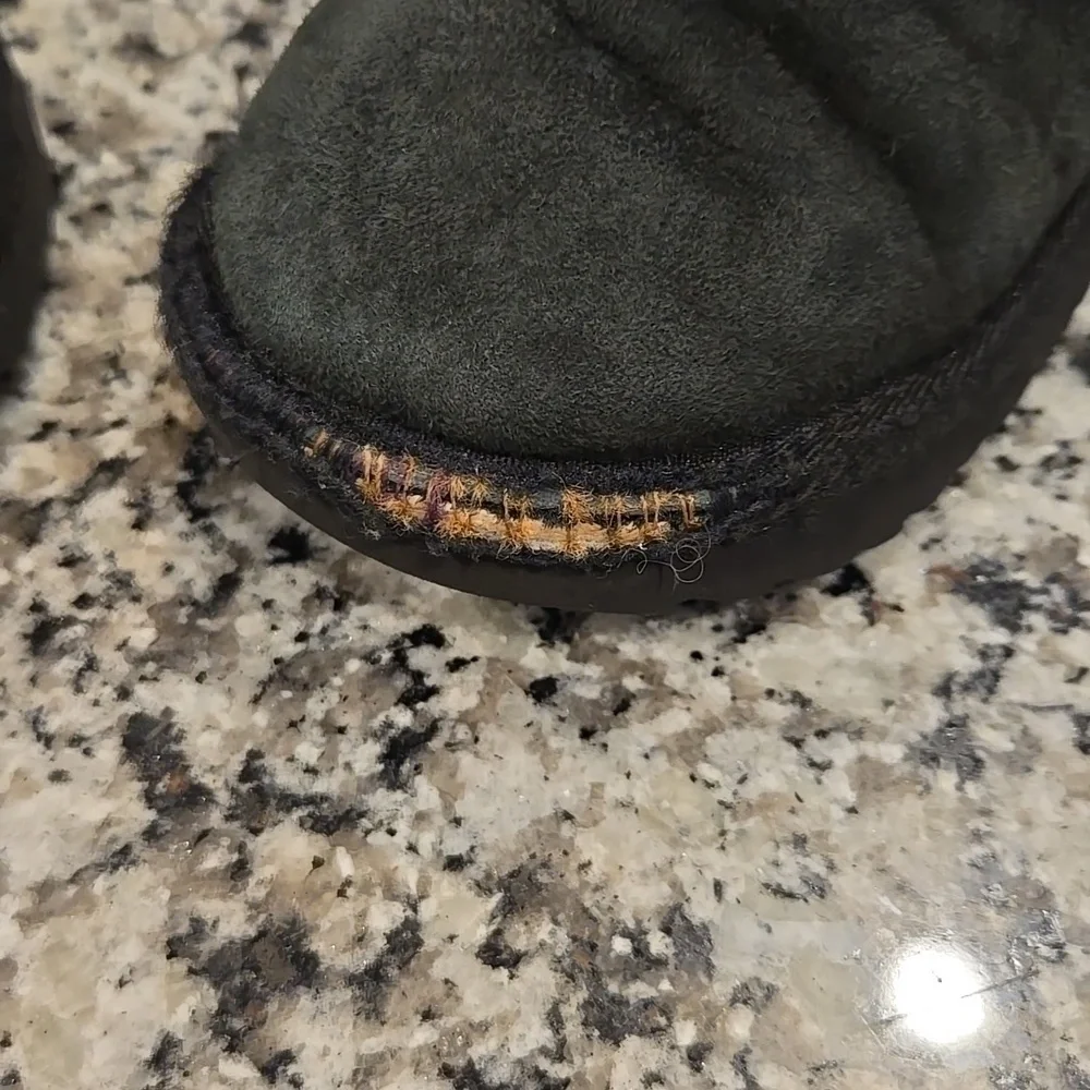 UGG BAILY BOW II BOOTS. SIZE GIRLS 9.